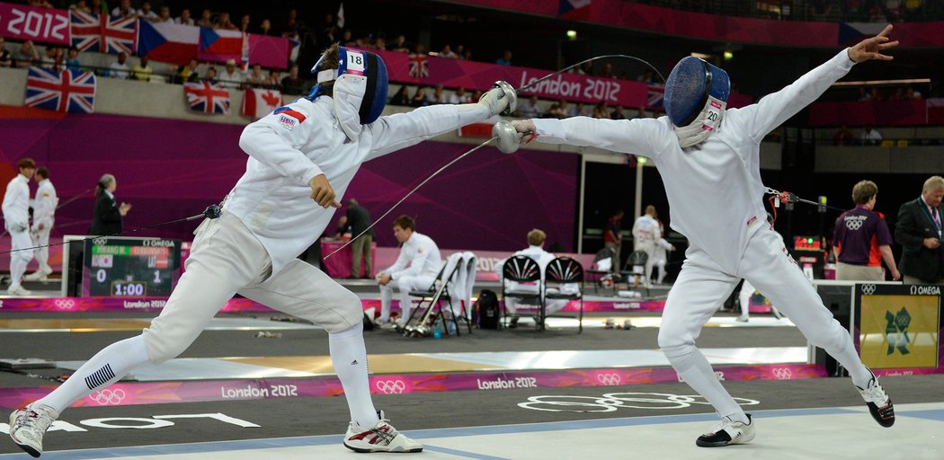 David Svoboda zasazuje úder Egypťanovi Amru El Geziryovi, v šermu dokázal vyrovnat olympijský rekord