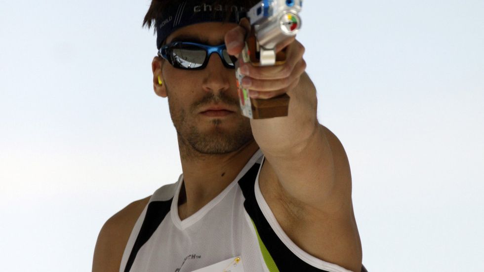David Svoboda při střelbě z laserové pistole na Světovém poháru v americkém Palm Springs.