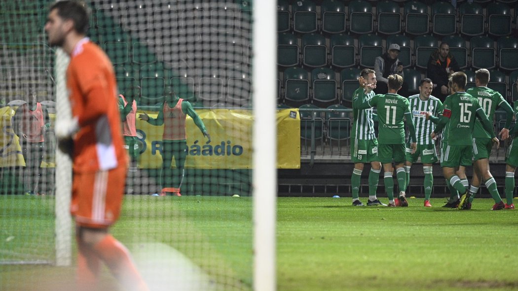 Fotbalisté Bohemians oslavují gól Romana Květa z penalty v poháru proti Jihlavě