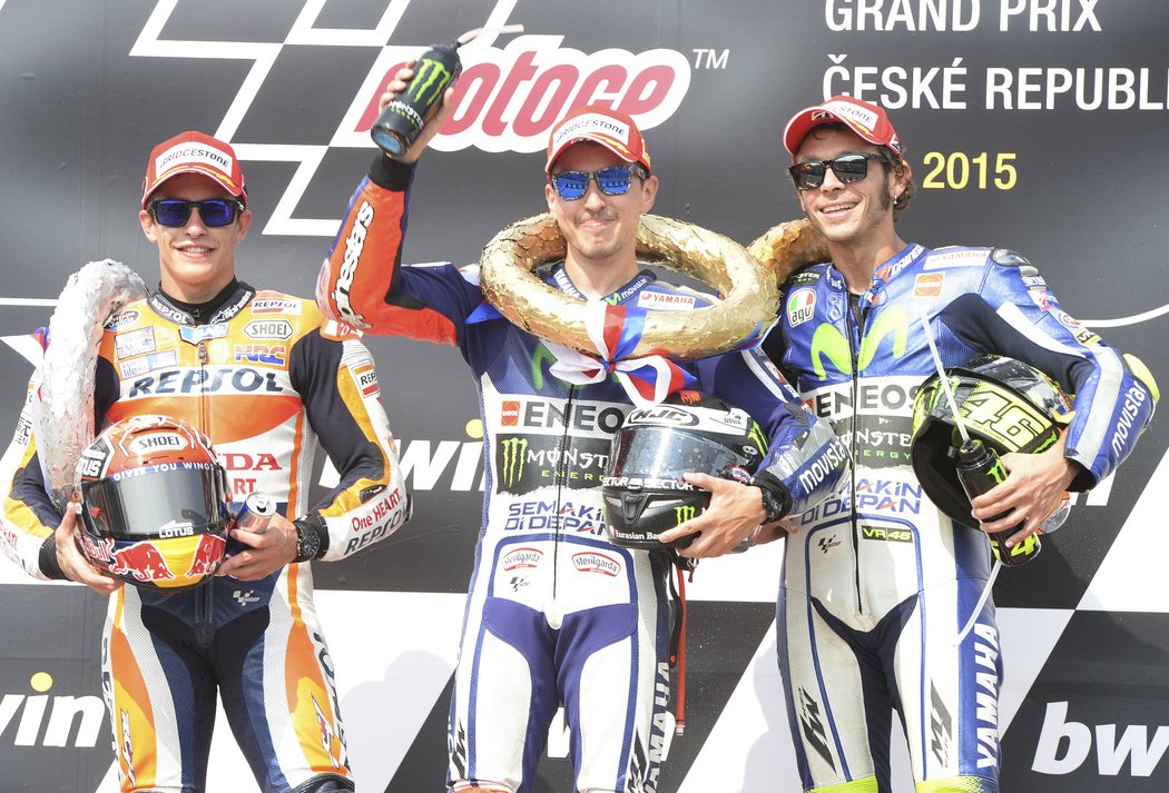 Rossi, Marquez a Lorenzo na stupni vítězů