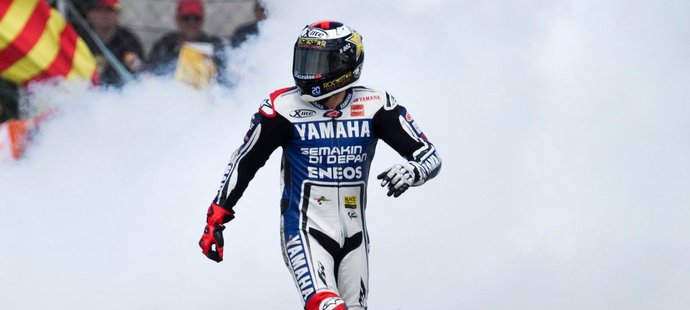 Naštvaný Jorge Lorenzo odchází po nehodě v první zatáčce Velké ceny Nizozemska od své motorky