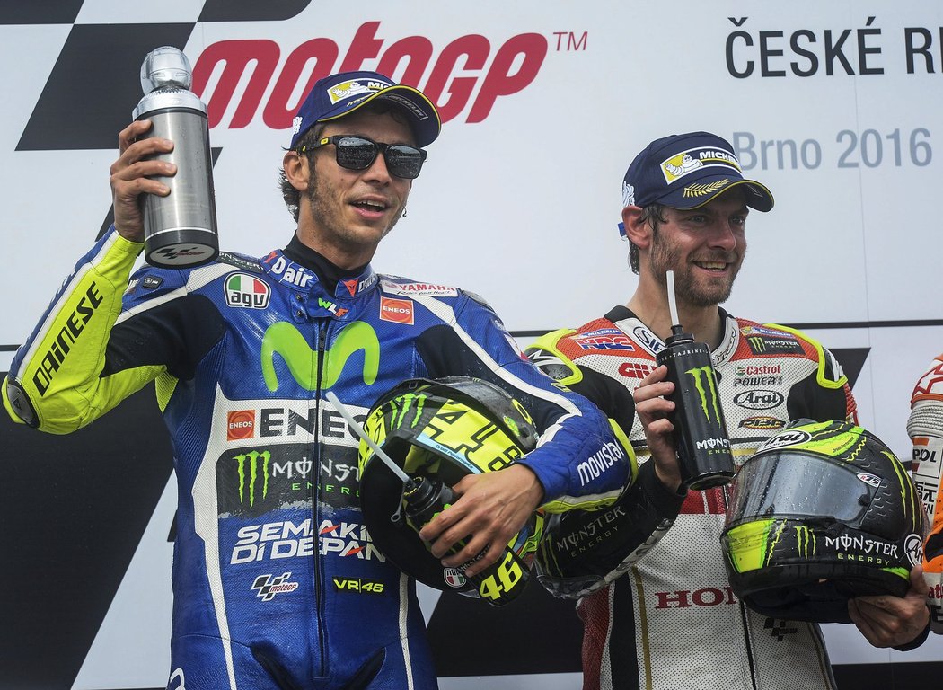 Valentino Rossi se zvláštní trofejí z VC Brna vedle vítězného Cala Crutchlowa