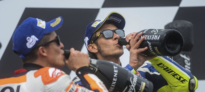 Valentino Rossi si připíjí z lahve šampaňského po svém druhém místě v GP v Brně
