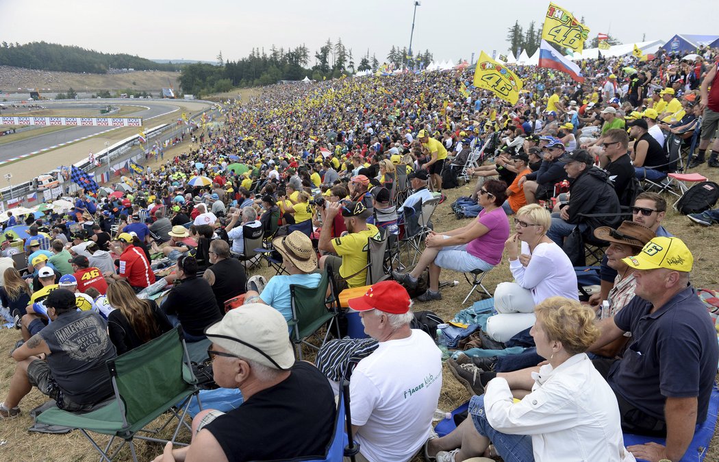 Fanoušci motorek na brněnské Grand Prix v roce 2015. Přišlo jich téměř 250 tisíc za tři dny