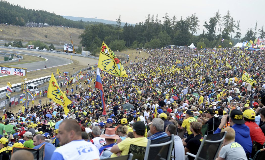 Obsypané tribuny na Masarykově okruhu při GP Brna