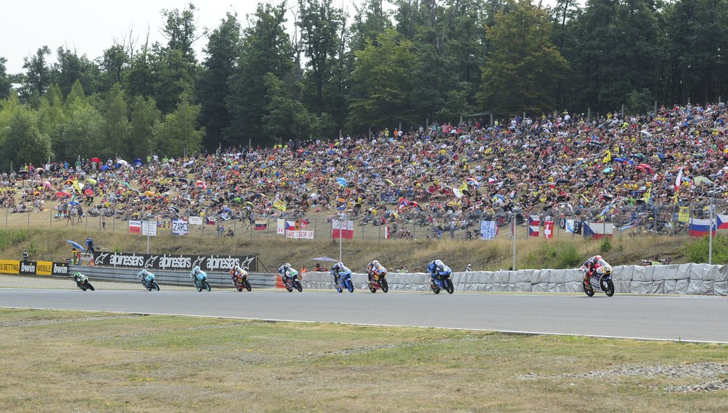 Fanoušci motorek na brněnské Grand Prix v roce 2015. Přišlo jich téměř 250 tisíc za tři dny