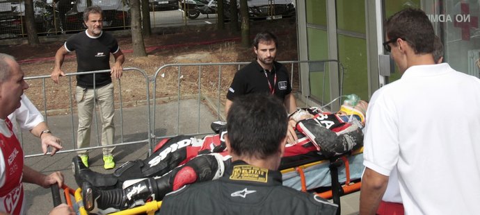 Záchranáři eskortují Argentince Gabriela Rodriga, který se zranil při závodě Moto3 na Velké ceně Brna