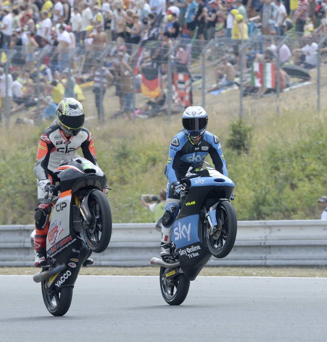 Gardner a Fenati předvádí parádu v cíli pro diváky