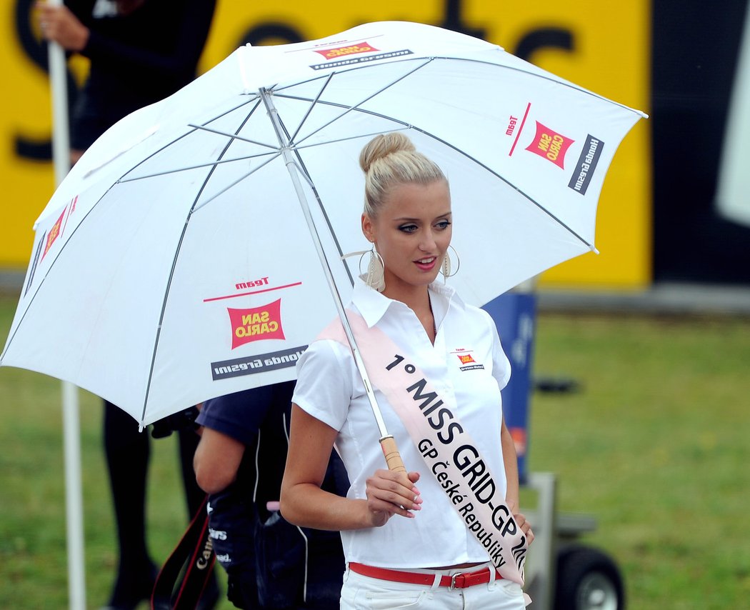 Miss tzv. Paddock Girls na brněnském okruhu. Sluší jí to...