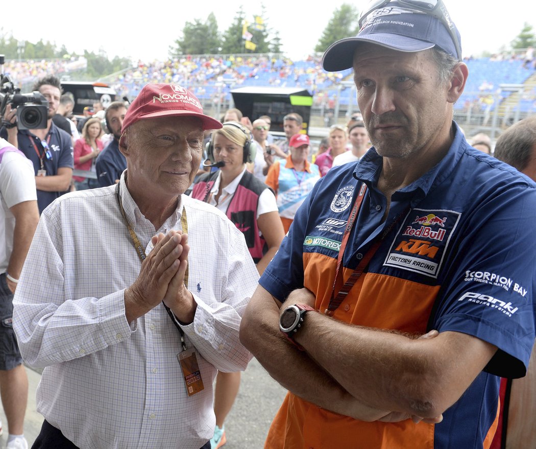 Na brněnskou Grand Prix zavítala legenda formule 1 Niki Lauda (vlevo), na snímku s Heinzem Kinigardnerem z týmu KTM