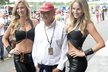 Legendární Niki Lauda pózuje se dvěma krásnými hosteskami na GP Brna