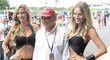 Legendární Niki Lauda pózuje se dvěma krásnými hosteskami na GP Brna