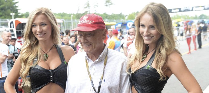 Legendární Niki Lauda pózuje se dvěma krásnými hosteskami na GP Brna