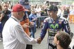 Niki Lauda si potřásá rukou Jorge Lorenzem před brněnskou Grand Prix