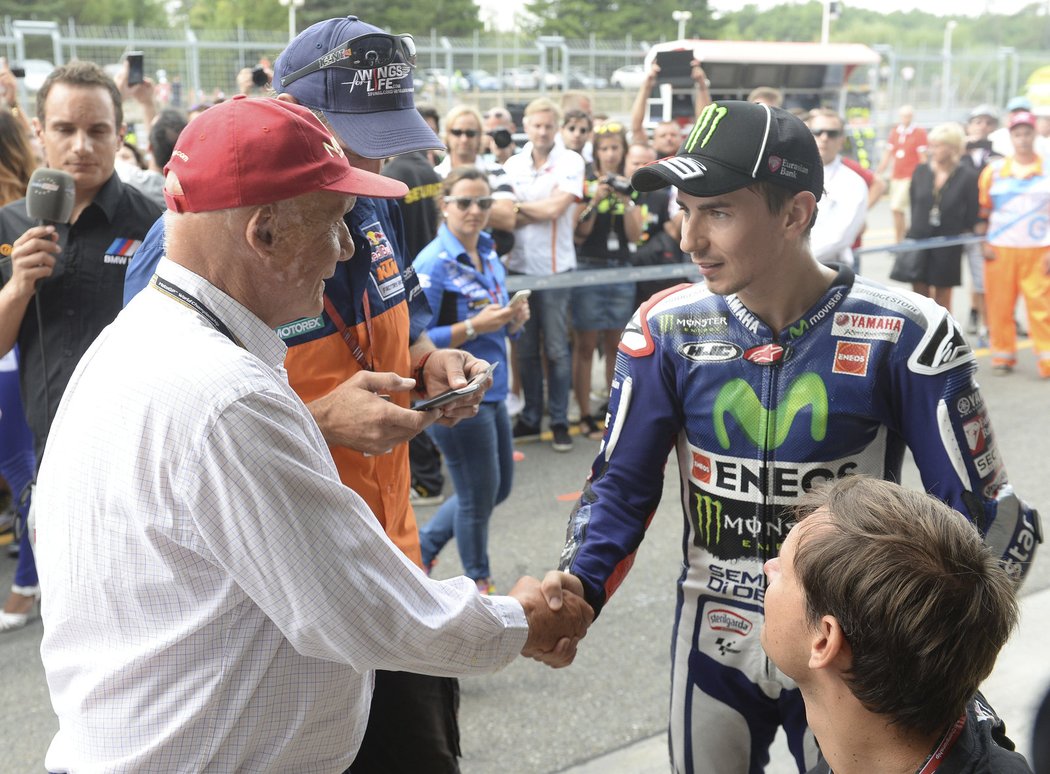 Niki Lauda si potřásá rukou Jorge Lorenzem před brněnskou Grand Prix