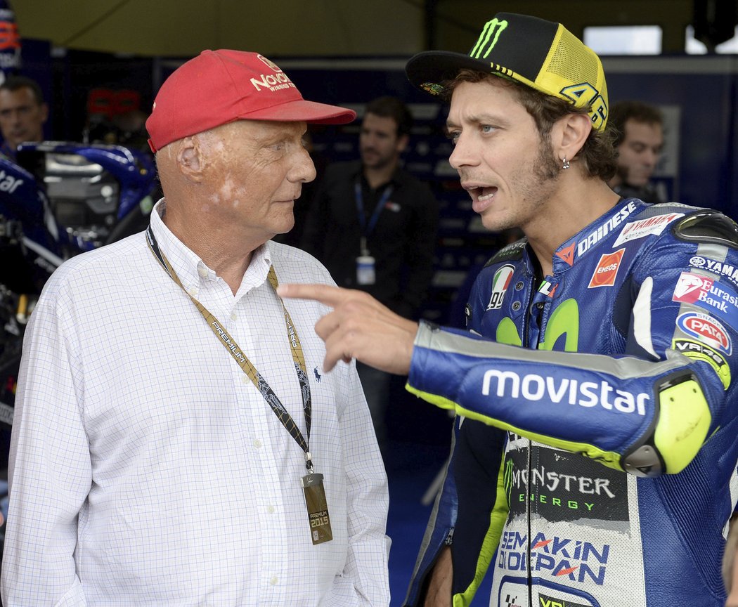 Legendární závodník formule 1 Niki Lauda a Valentino Rossi