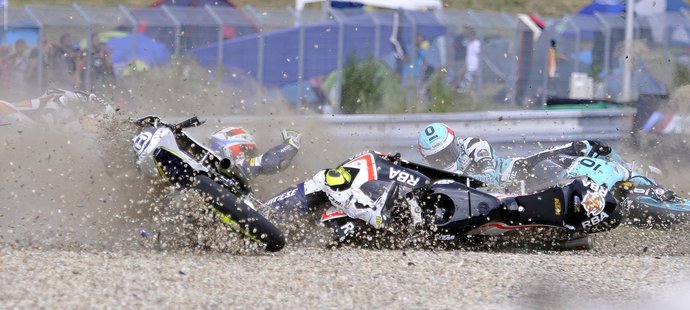 Jeden ze dvou hromadných pádů při GP Brna v kubatuře Moto3