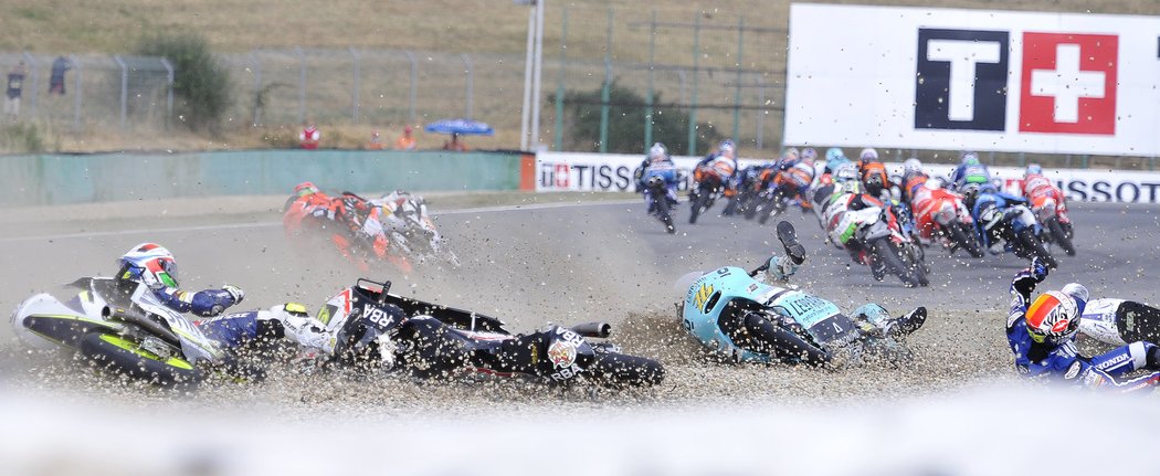 Jeden ze dvou hromadných pádů v Moto3 na GP Brna