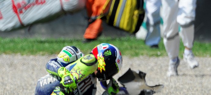 Valentino Rossi si po pádu v tréninku na Velkou cenu Itálie zlomil nohu