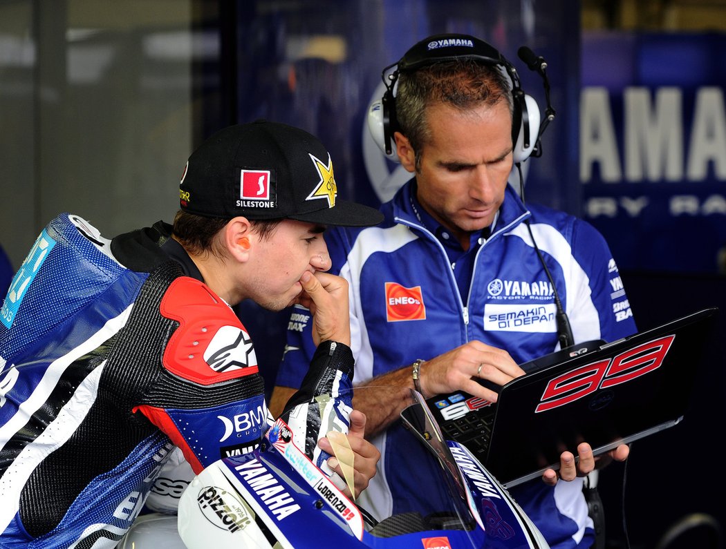 Jorge Lorenzo (vlevo) sleduje technická data svých jízd na brněnském okruhu