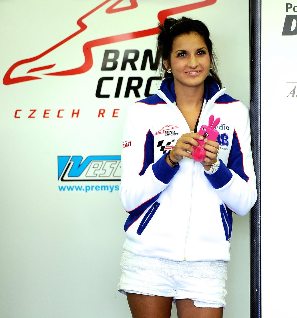 Přítelkyně Karla Abrahama Nikola na něho čeká v zákulisí jeho týmu na brněnské Grand Prix