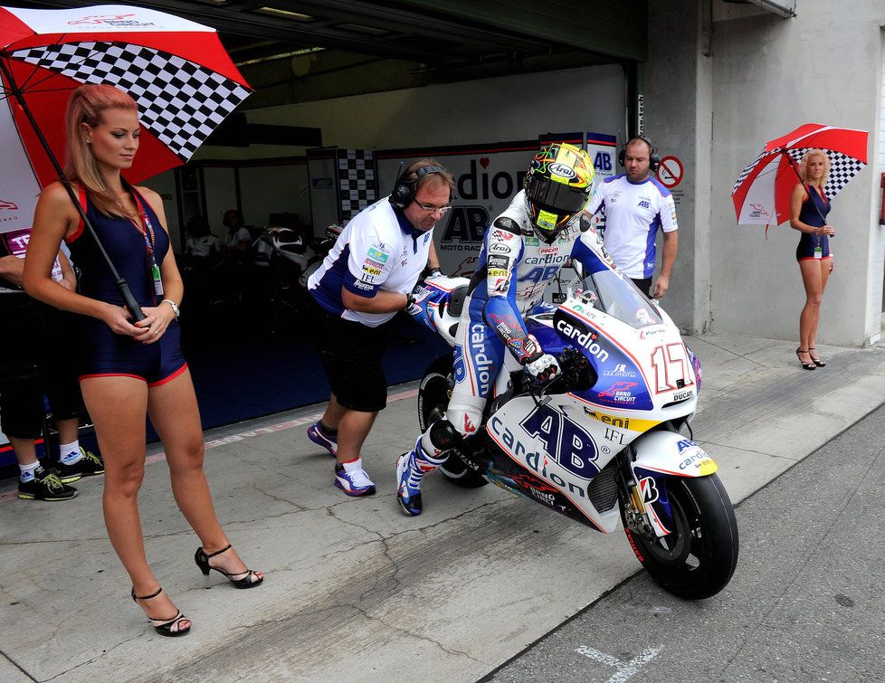 Karel Abraham vyráží na domácí trať pod dohledem Paddock Girls