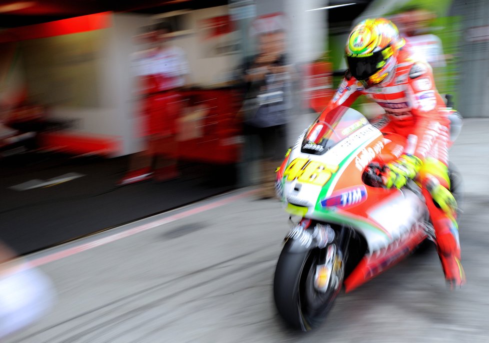 Valentino Rossi se svou Ducati vyráží do tréninkových jízd na Velké ceně Brna