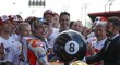 Marc Márquez a obří kulečníková koule s číslem osm. Ta značí osm celkových vítězství Španěla v seriálu mistrovství světa silničních motocyklů.