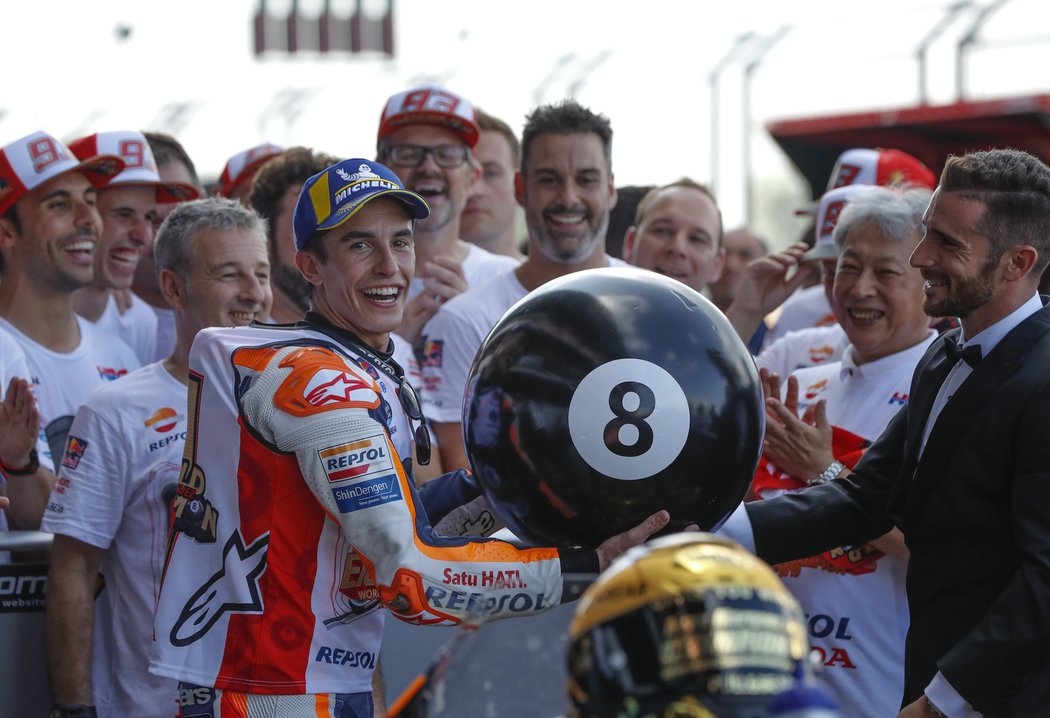 Marc Márquez a obří kulečníková koule s číslem osm. Ta značí osm celkových vítězství Španěla v seriálu mistrovství světa silničních motocyklů.