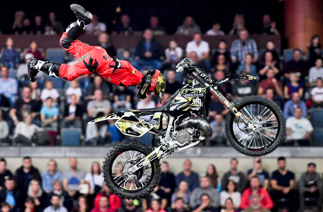 Exhibiční závod ve freestyle motokrosu FMX Gladiator Games v O2 Areně