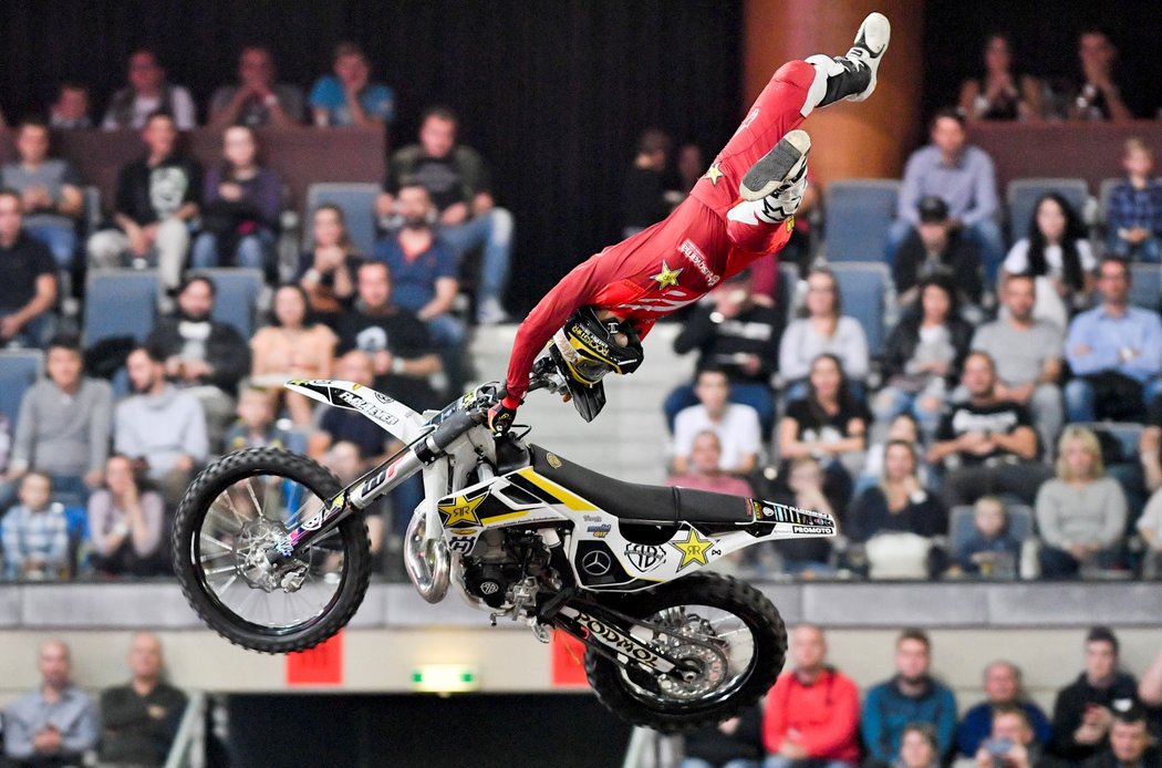 Exhibiční závod ve freestyle motokrosu FMX Gladiator Games v O2 Areně