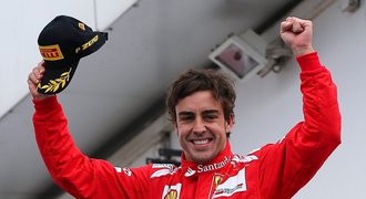 K vítězství mi pomohl i Hamilton, libuje si lídr formule Alonso