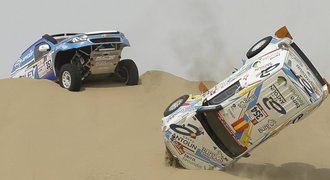 Dakar začal etapou hrůzy: 200 km bez čelního skla, 13 hodin v dunách