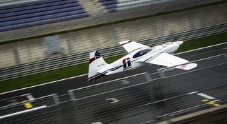 VIDEO: Prolétněte se s akrobatickým pilotem Šonkou po okruhu pro F1