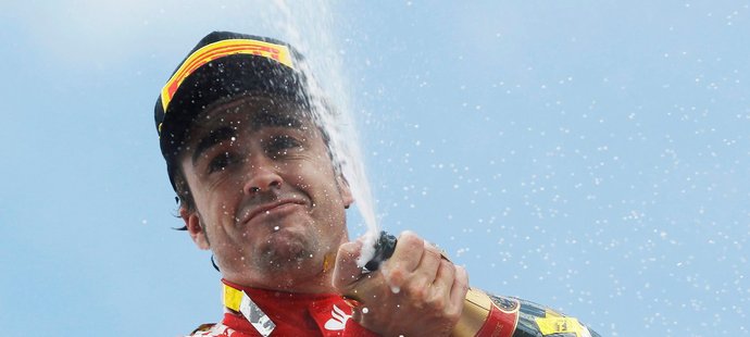 Španělský jezdec Fernando Alonso slaví vítězství ve Velké ceně Německa