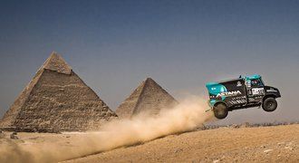 Divočák Ardavičus létal s tatrovkou mezi pyramidami na Rallye Faraonů