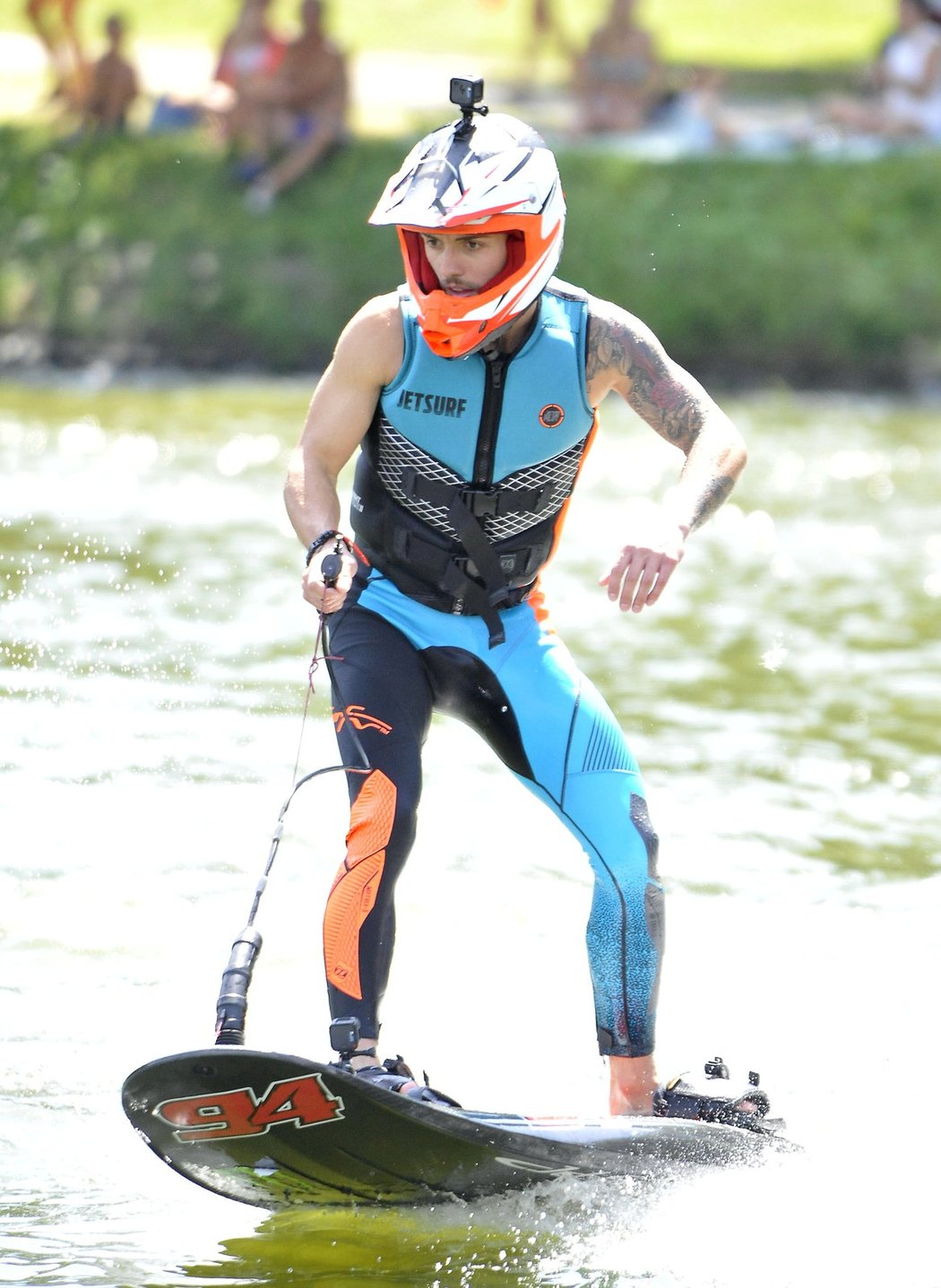 Jezdci, kteří se zúčastní Velké ceny Brna, si na místní přehradě vyzkoušeli surfování na motorovém prkně