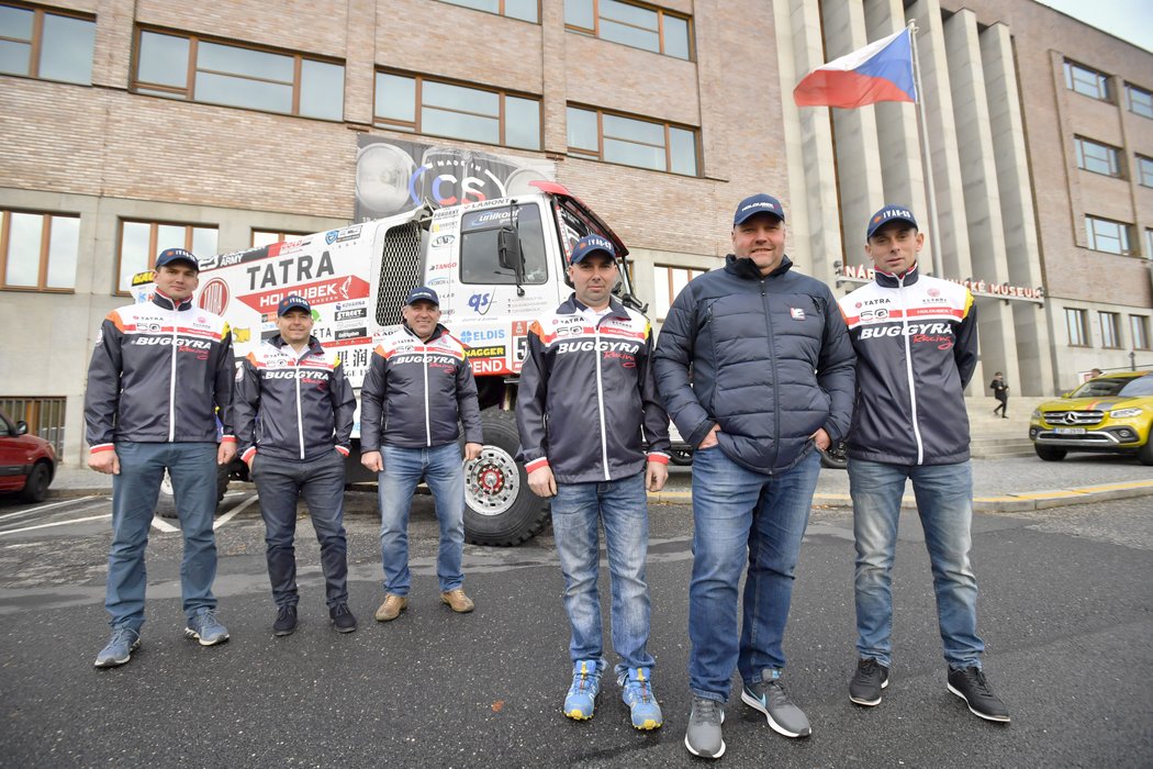 Posádky týmu Tatra Buggyra Racing na tiskové konferenci před odjezdem na 41. ročník Rallye Dakar