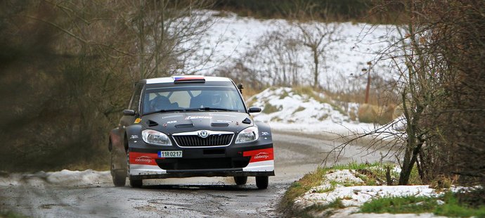 Stejně jako před rokem bude prvním dílem českého šampionátu Jänner rallye, která bude součástí i nově upraveného mistrovství Evropy. Překvapit může Jan Černý ve Škodě Fabii S2000 (na snímku při přípravě).