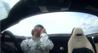 VIDEO: Nový rekord. Coulthard v autě chytil golfově odpálený míček