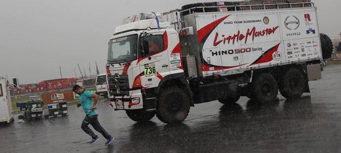 Dnešní šestá etapa Rallye Dakar byla kvůli nepříznivému počasí zrušena.