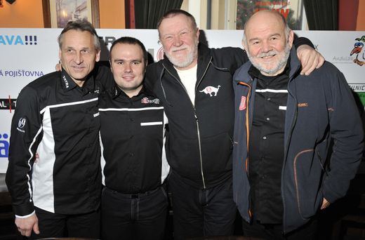 Karel Loprais utkvěl v paměti také svými hláškami. Karel Loprais utkvěl v paměti také svými hláškami.