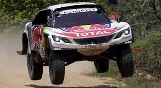 Loeb vládne na Dakaru automobilům. Kolomý klesl, vede kamion s Kozlovským