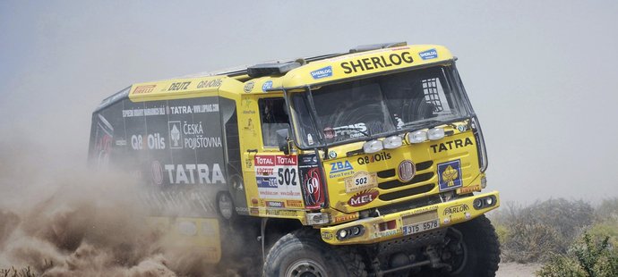 Kamion Tatra Aleše Lopraise na trati 4. etapy Rallye Dakar.
