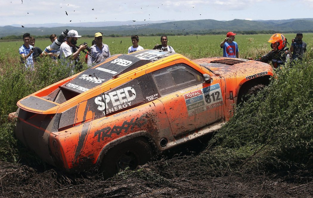 Robby Gordon se snaží dostat svůj vůz z bahna