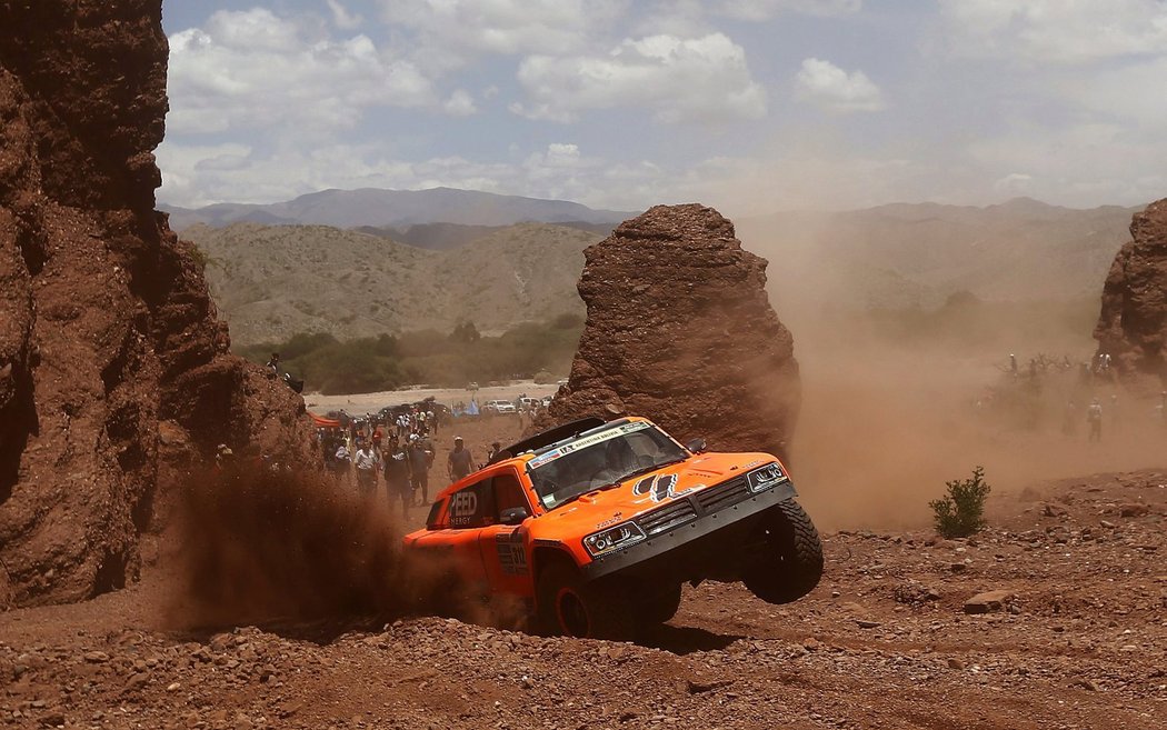 Robby Gordon se svým tradičně divokým stylem