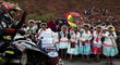 Bolívijské fanynky tleskají Sergeji Karjakinovi