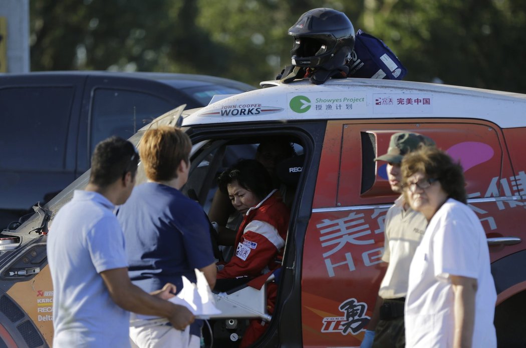 Vůz čínské pilotky Guo Meiling vlétl během prologu Rallye Dakar do diváků a několik jich zranil. Pořadatelé následně prolog zrušili.