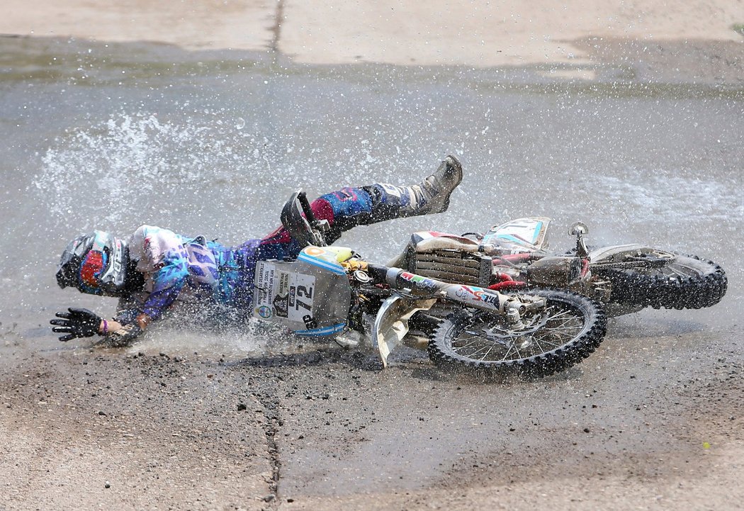 Santiago Ontiveros Sierra takhle ve 12. etapě položil svůj motocykl