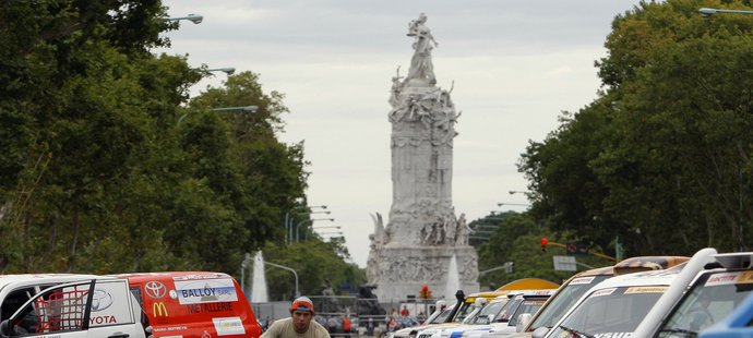 Automobily účastníků Dakaru při technické přejímce v Buenos Aires.